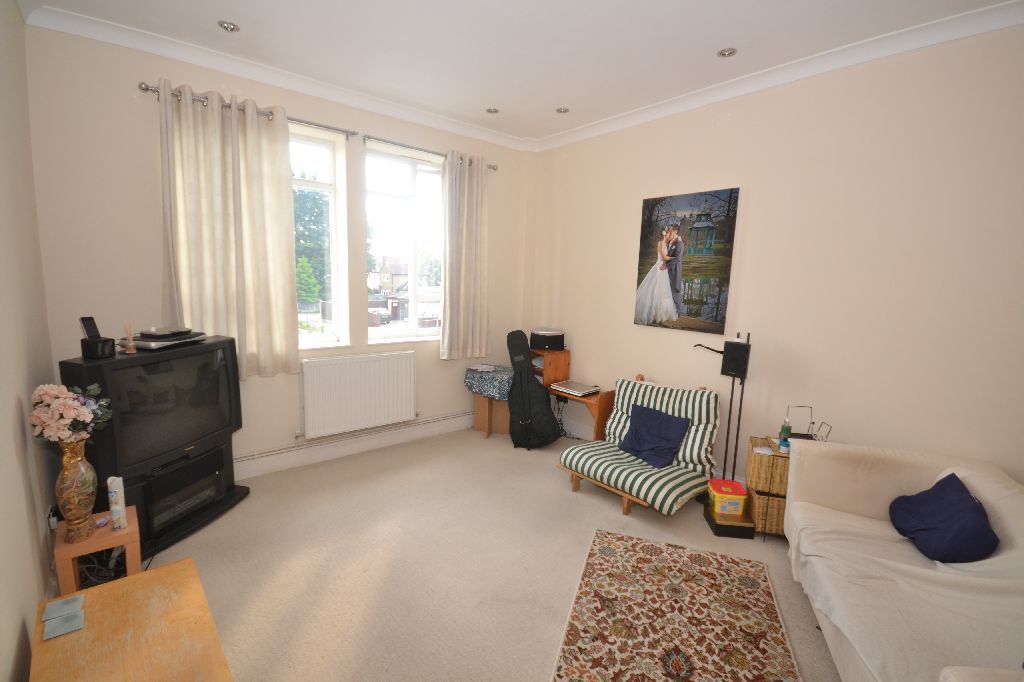 2 bed flat to rent in Garston Park Parade, Watford WD25, £1,300 pcm