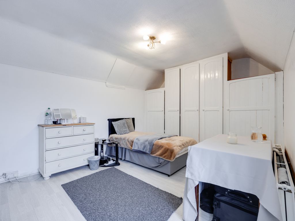 3 bed flat for sale in Streatham Vale, London SW16, £400,000 Zoopla