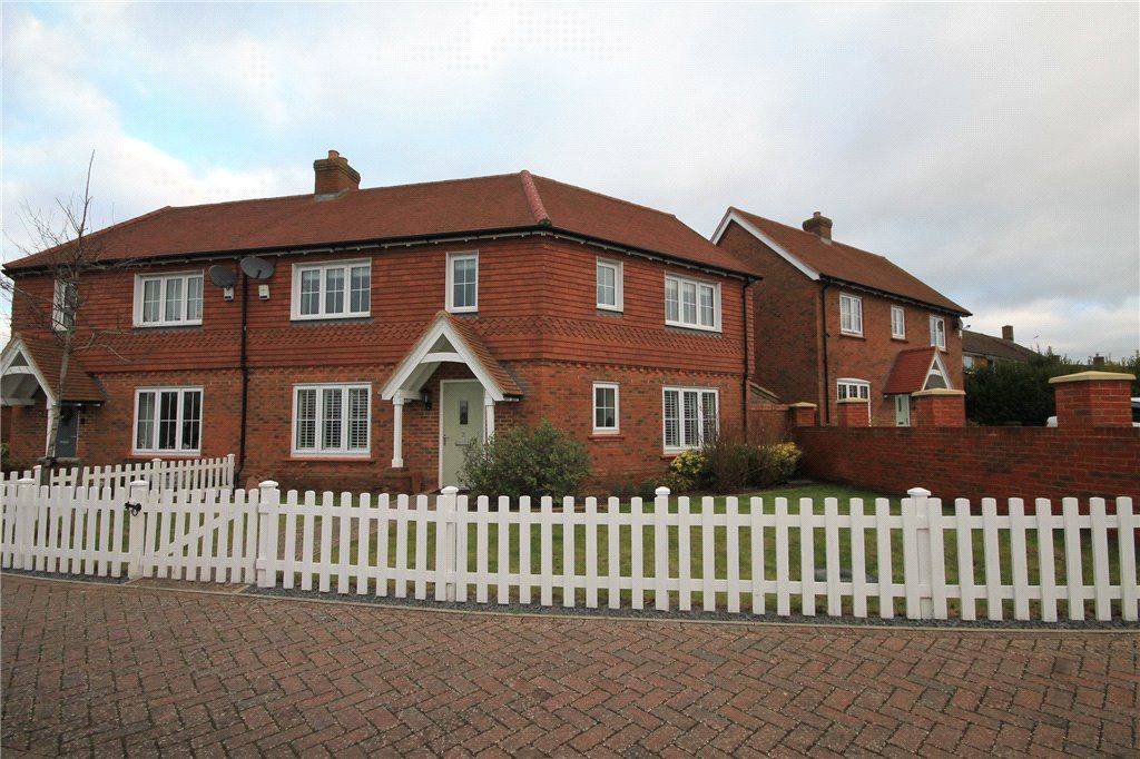 3 bed semidetached house for sale in Kinloch Road, Tadworth KT20, £