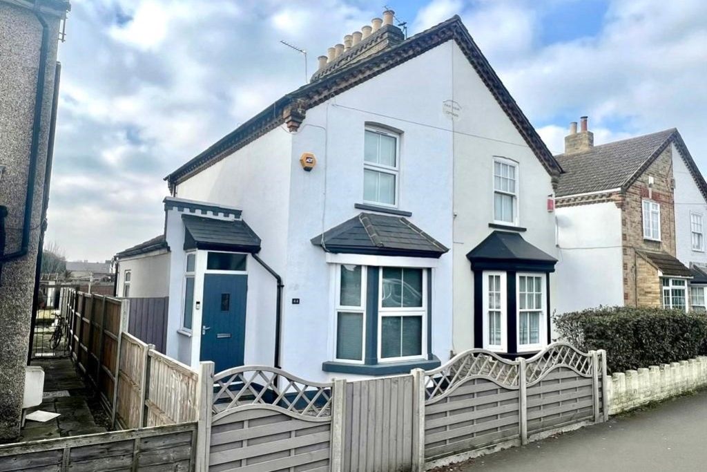 2 bed semidetached house for sale in The Causeway, StainesUponThames