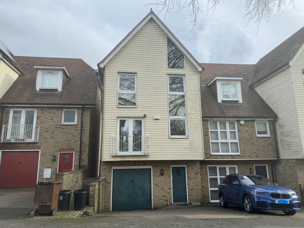 4 bed town house to rent in London Road, Strood, Rochester ME2, £1,850