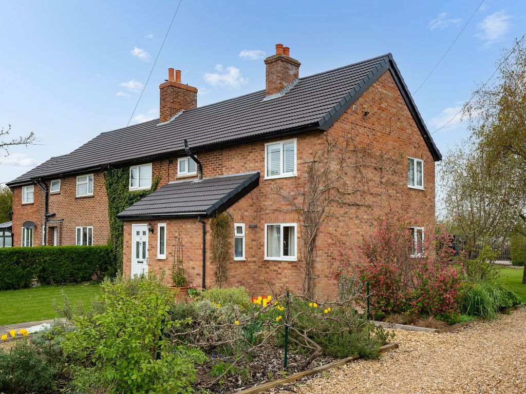 4 bed semidetached house for sale in Oak Tree Road, Fen Drayton CB24