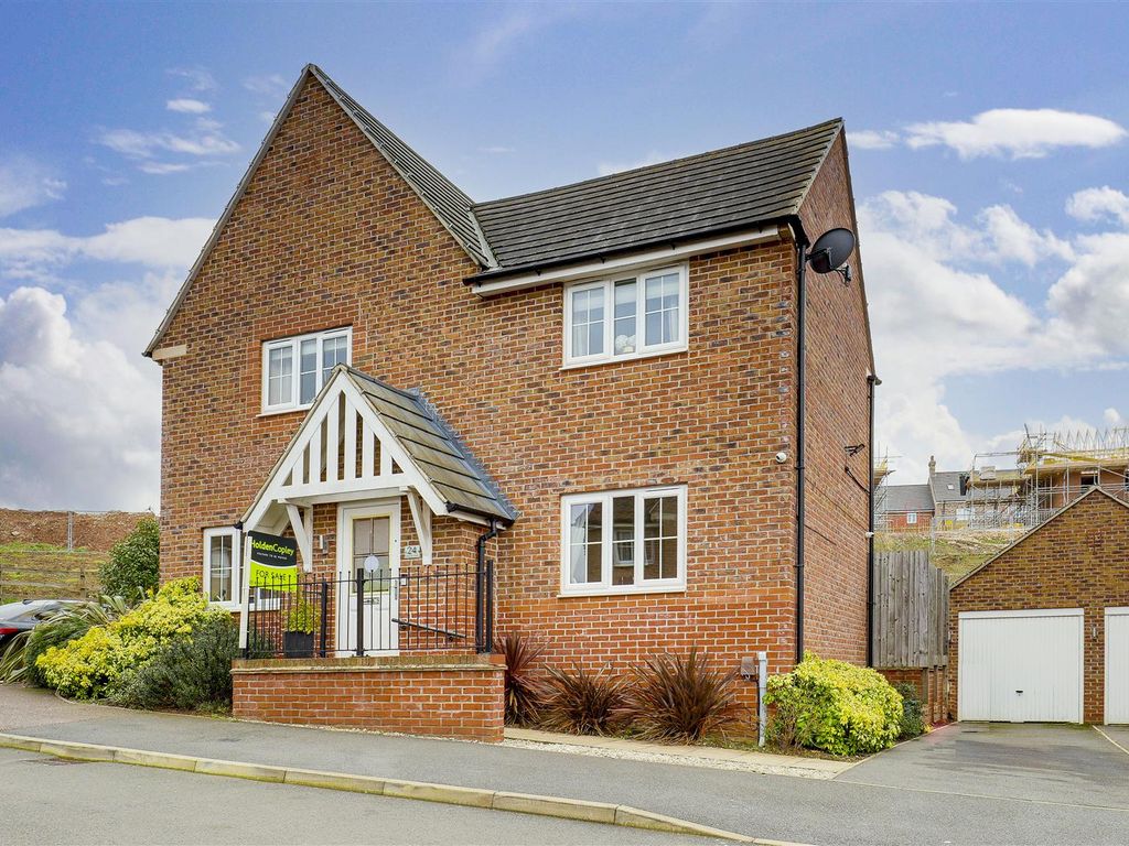 4 bed detached house for sale in Roxburgh Close, Arnold