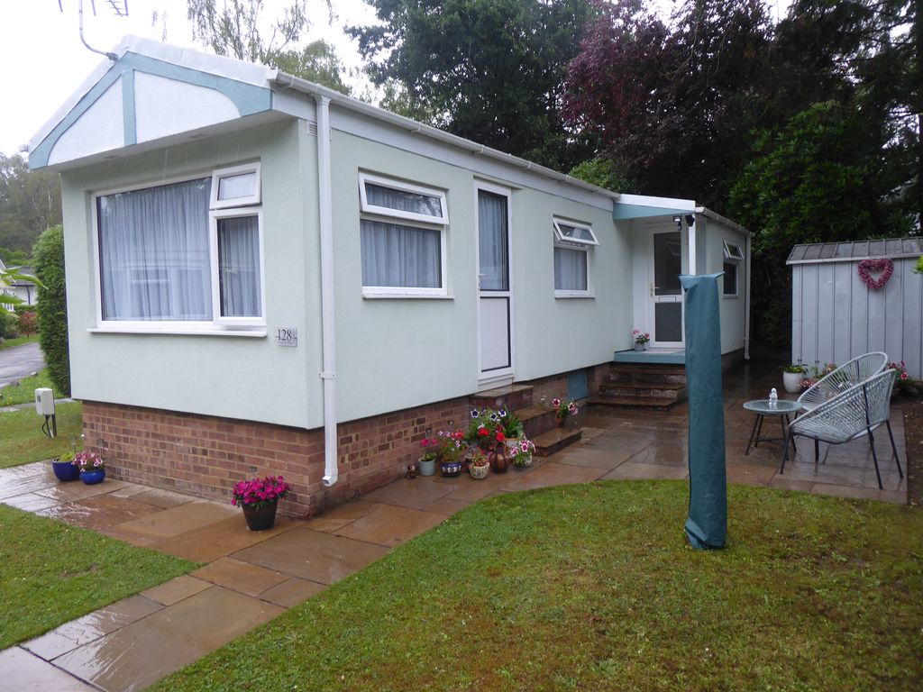 2 bed mobile/park home for sale in Fangrove Park, Lyne, Chertsey KT16