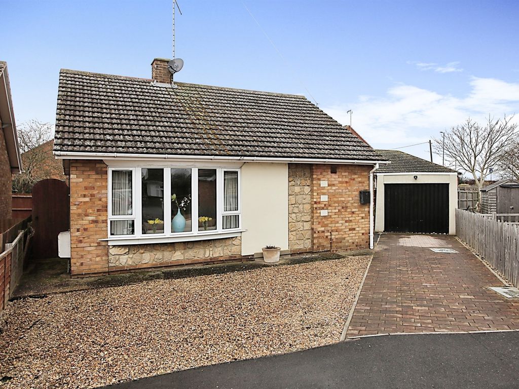3 bed detached bungalow for sale in Eves Close, Newborough