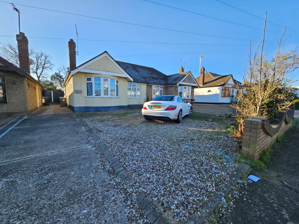 3 bed semidetached bungalow for sale in Oak Walk, Hockley, Essex SS5