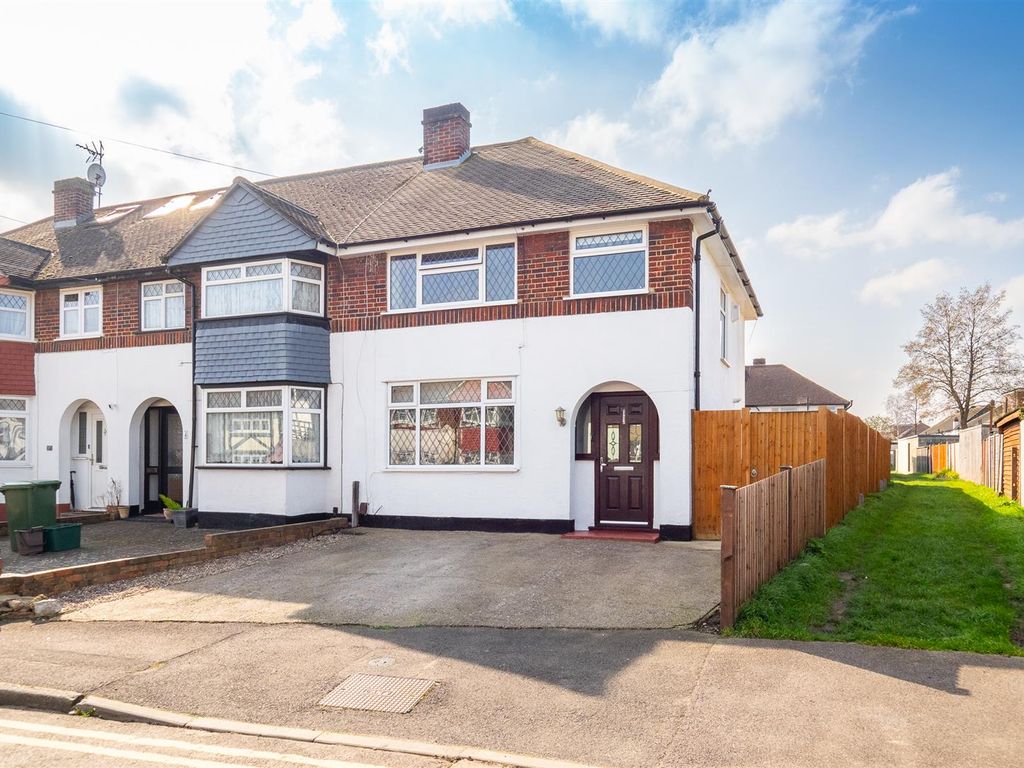 3 bed end terrace house for sale in Ash Close, Carshalton SM5, £550,000