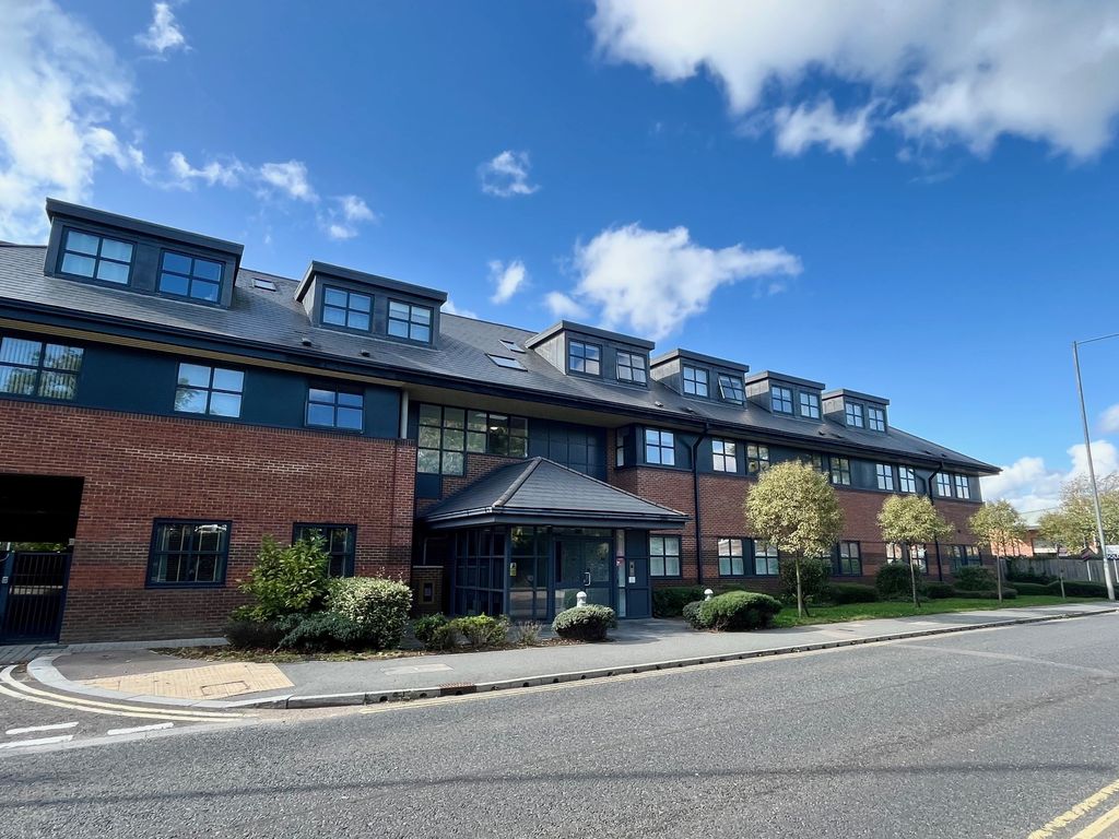 1 bed flat to rent in Great North Road, Hatfield AL9, £1,400 pcm Zoopla