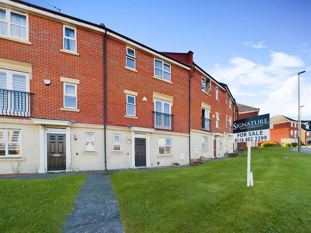 4 bed town house for sale in Sandhills Avenue, Hamilton LE5, £335,000