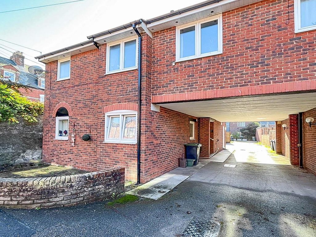 2 bed flat to rent in Chardsmead Road, Bridport DT6, £750 pcm Zoopla