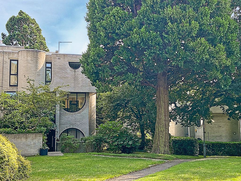 3 bed property to rent in Apex Drive, Frimley, Camberley GU16, £1,800