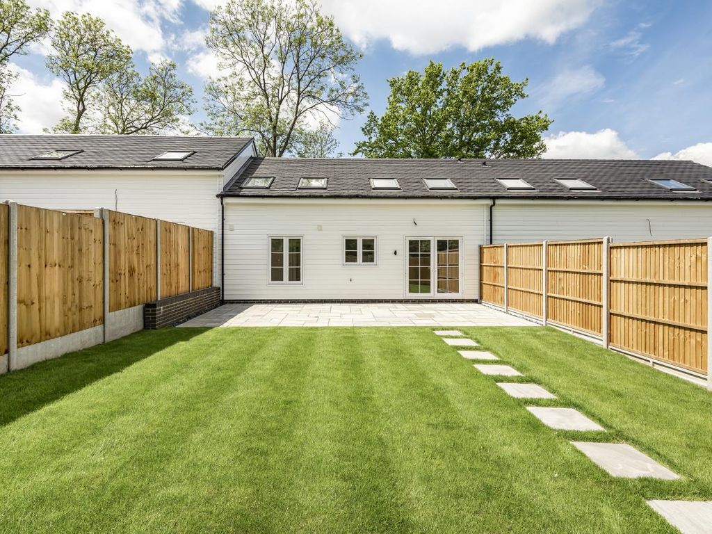 3 bed terraced house to rent in St. Vincents Lane, London NW7, £2,890