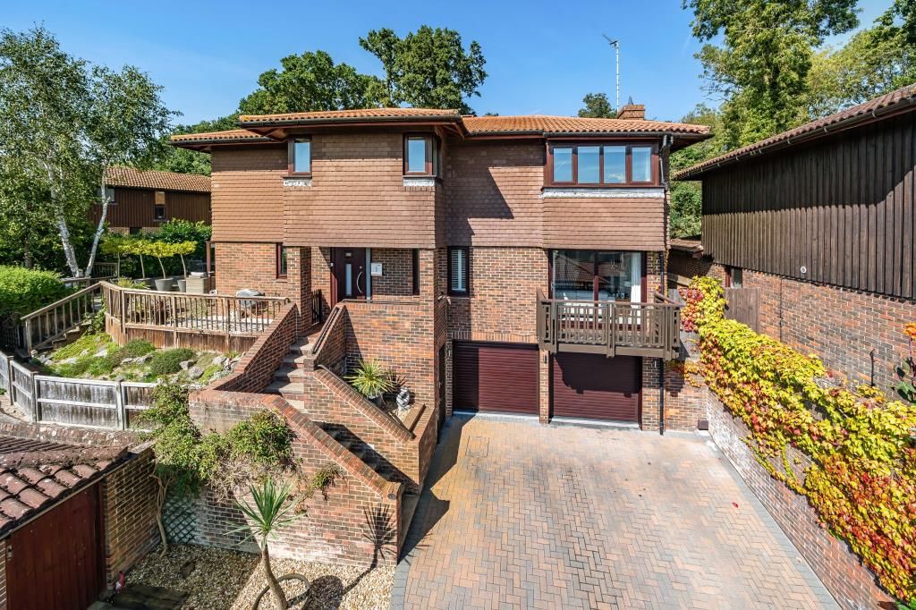 4 bed detached house for sale in Basingstoke, Hampshire RG24, £695,000