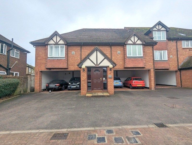 Studio to rent in Hatton Road, Feltham TW14, £925 pcm Zoopla