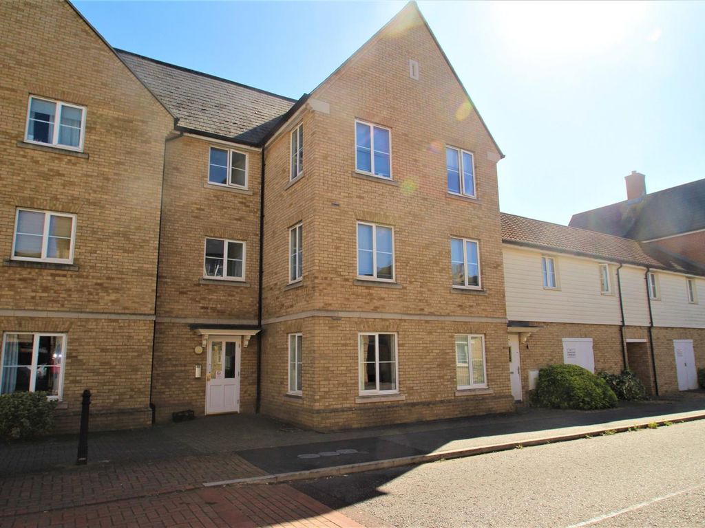 2 bed flat to rent in Mortimer Gardens, Colchester CO4, £950 pcm Zoopla