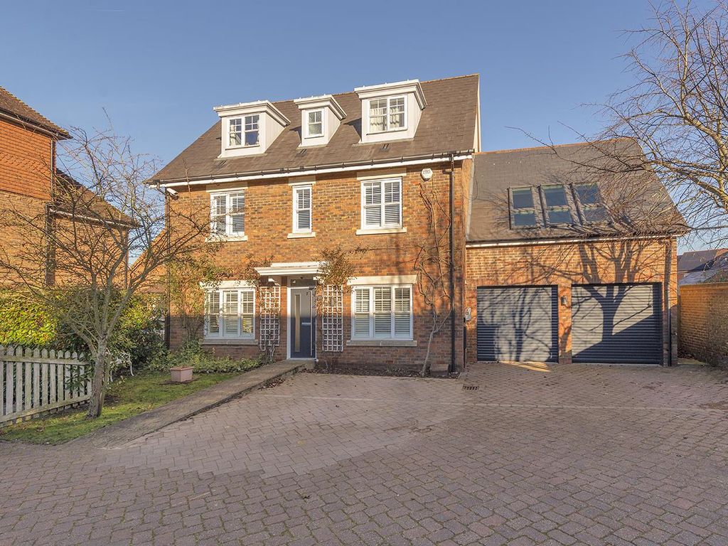 5 bed detached house for sale in Woodford Grove, Kings Hill ME19, £