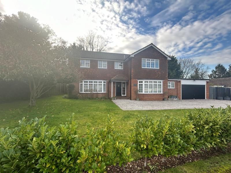 5 bed property to rent in Holmwood Close, East Horsley, Leatherhead