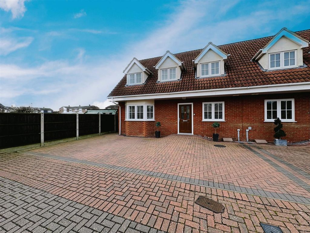 4 bed semidetached house for sale in High Road, Laindon, Basildon SS15