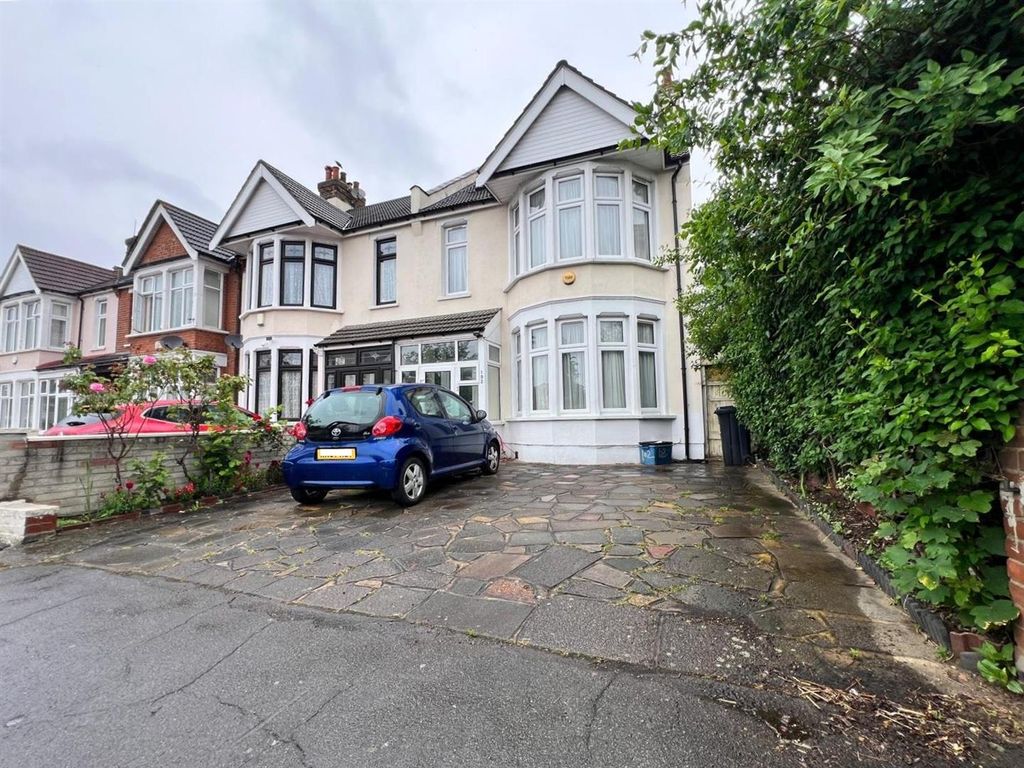 4 bed property for sale in Ashgrove Road, Ilford IG3, £600,000 Zoopla