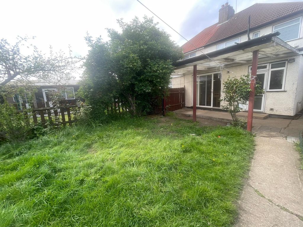 4 bed terraced house to rent in Ruskin Gardens, Harrow, Greater London