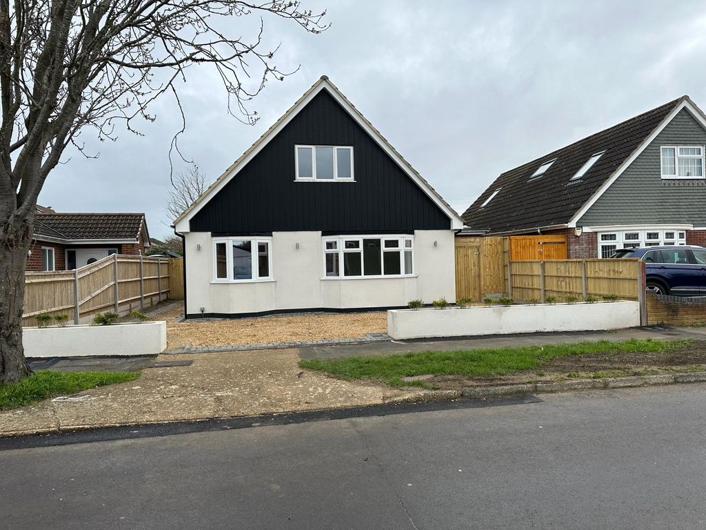 5 bed detached house for sale in Leamington Crescent, LeeOnTheSolent