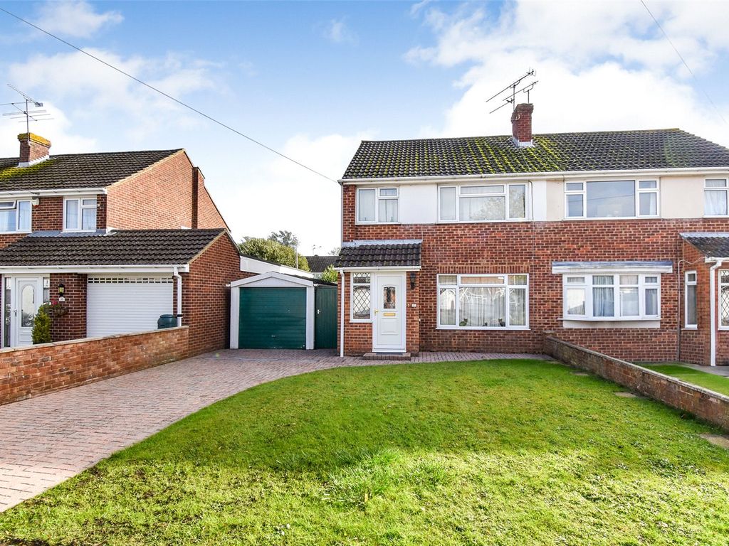 3 bed semidetached house for sale in Meadow Way, Aldershot, Hampshire