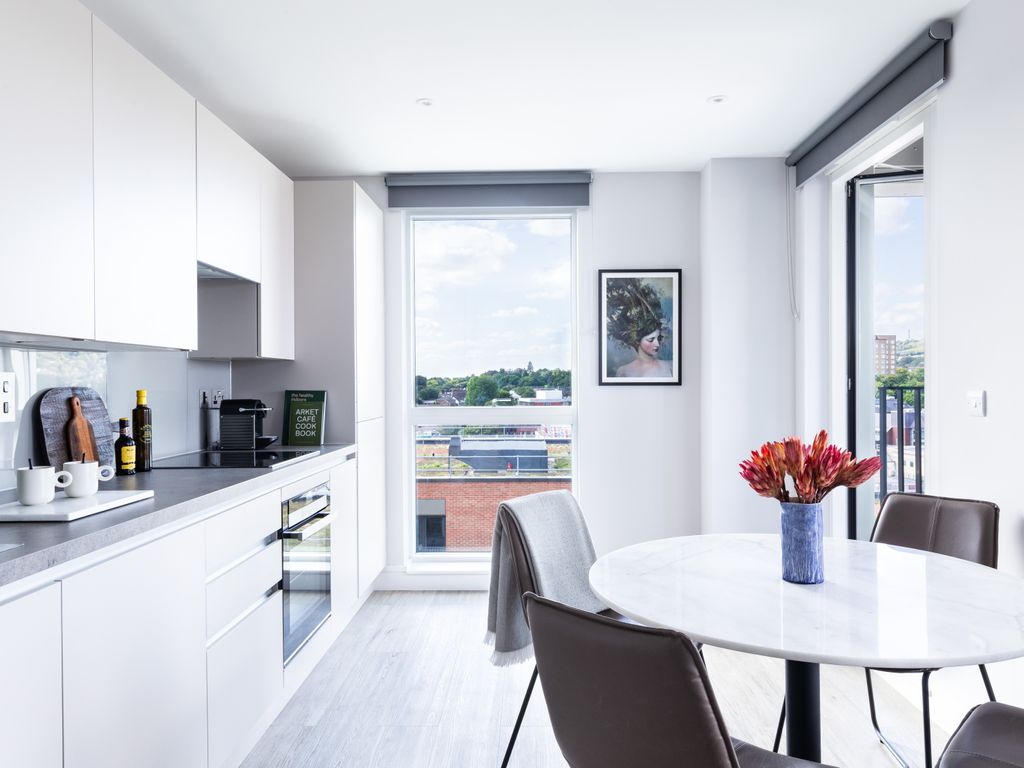 2 bed flat to rent in Marketfield Road, Redhill RH1, £1,900 pcm Zoopla