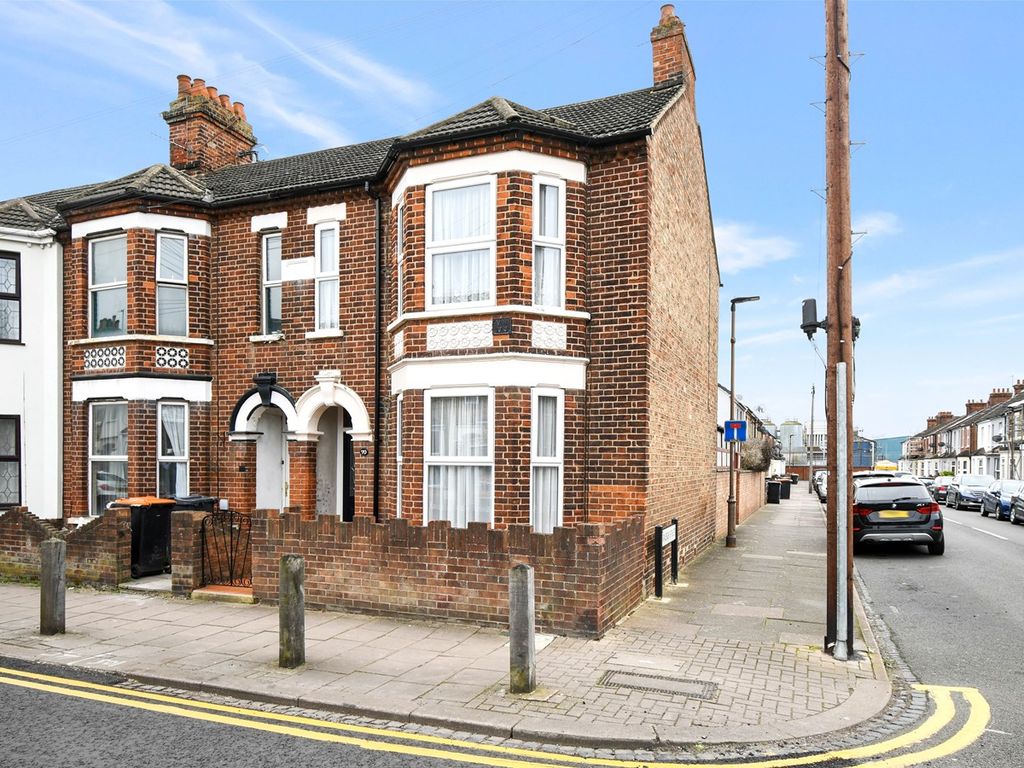 3 bed end terrace house for sale in Ford End Road, Queens Park, Bedford