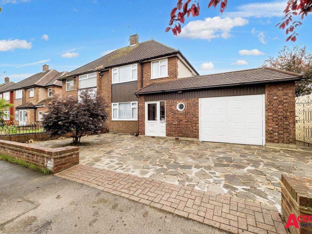 3 bed semidetached house for sale in Donald Drive, Romford RM6, £