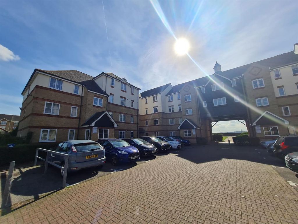 2 bed flat to rent in Lewes Close, Grays RM17 Zoopla