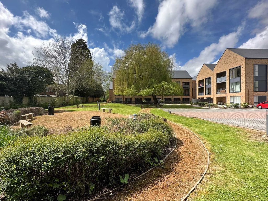2 bed flat for sale in Larges Lane, Bracknell RG12 Zoopla