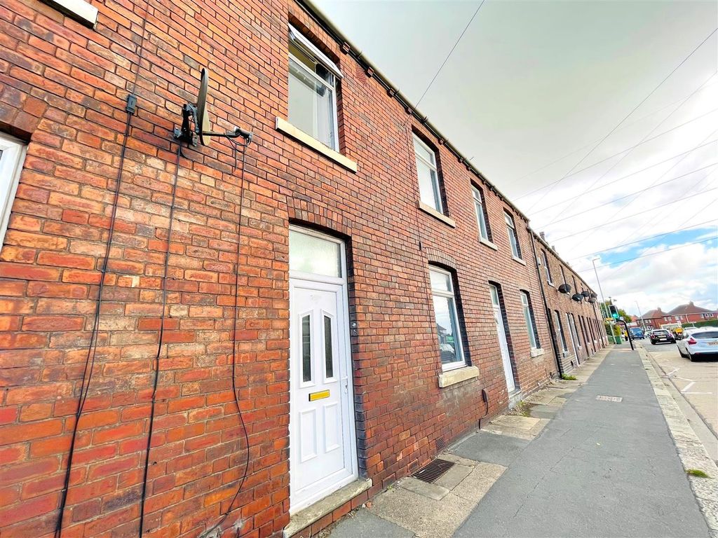 2 bed property for sale in Wakefield Road, Ossett WF5 Zoopla