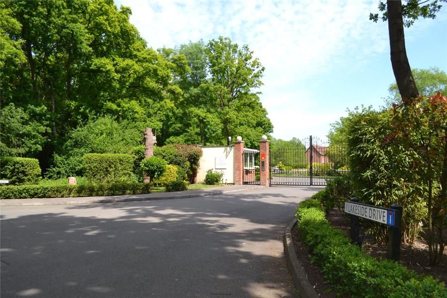 4 bed town house to rent in Lakeside Drive, Chobham, Woking GU24, £