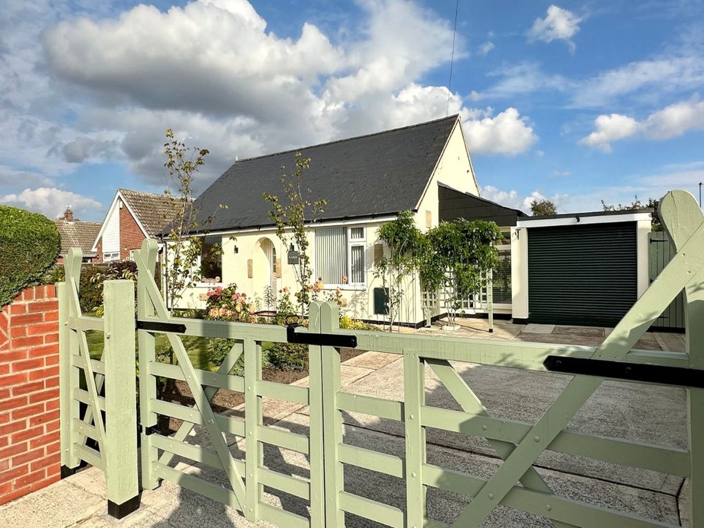 2 bed bungalow for sale in Doncaster Road, Brayton, Selby, North