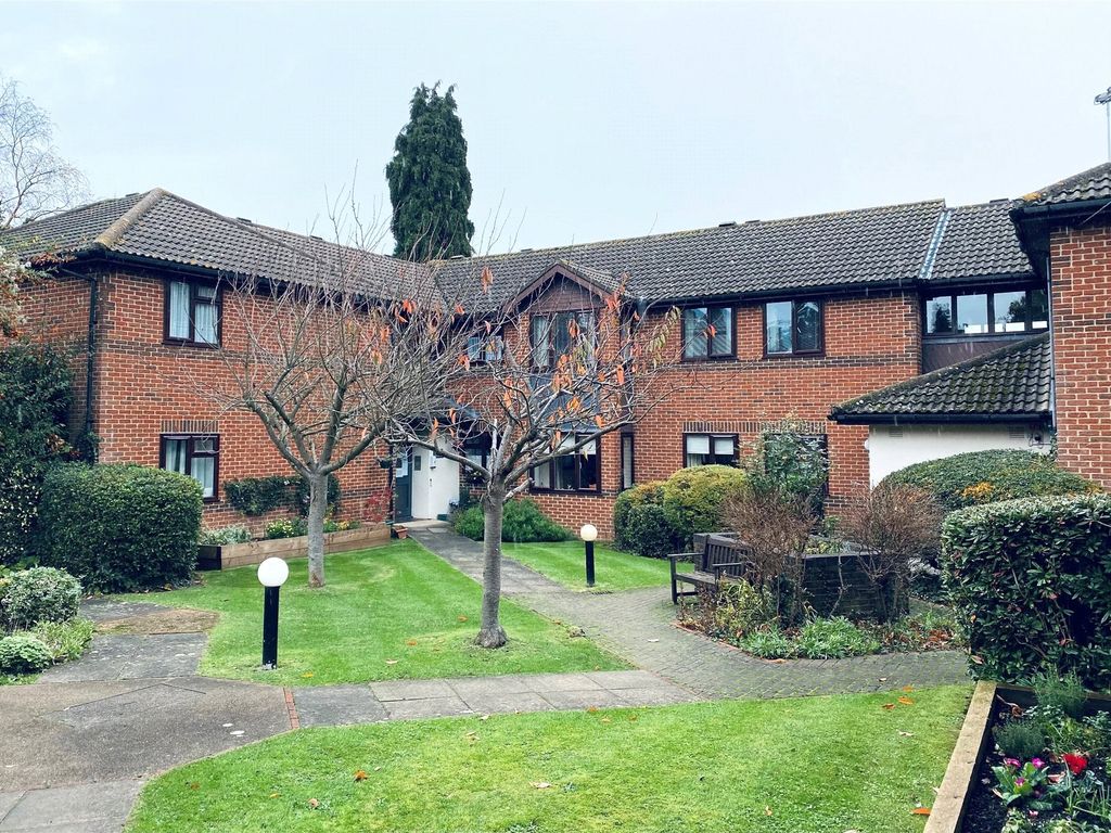 2 bed flat for sale in Huntsgreen Court, Bracknell, Berkshire RG12 Zoopla