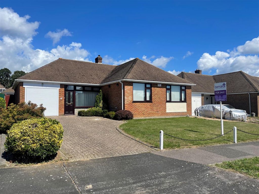 3 bed detached bungalow for sale in The Spinney, Fareham PO16, £475,000
