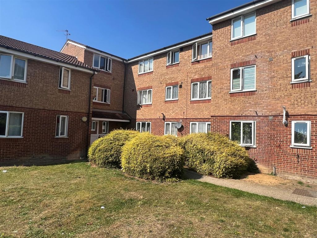 2 bed flat for sale in Express Drive, Goodmayes, Ilford IG3, £230,000