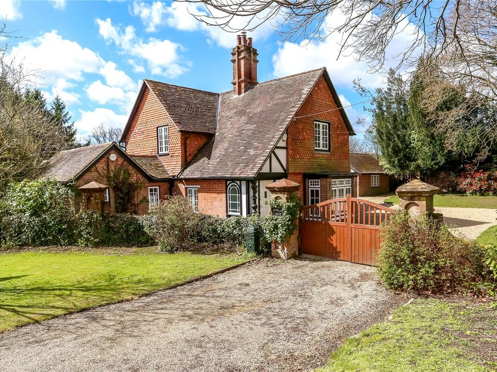 4 bed country house for sale in Salisbury Road, Sherfield English