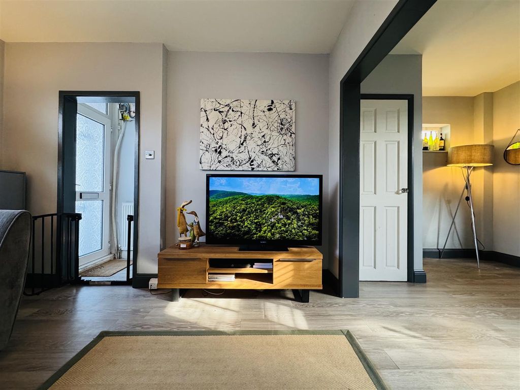 3 bed semidetached house for sale in Stradbroke Road, Pakefield