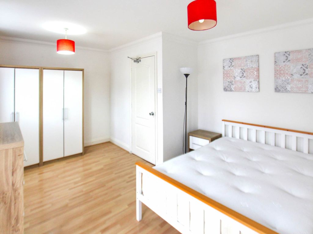 5 bed terraced house for sale in Tollgate Road, London E6, £550,000