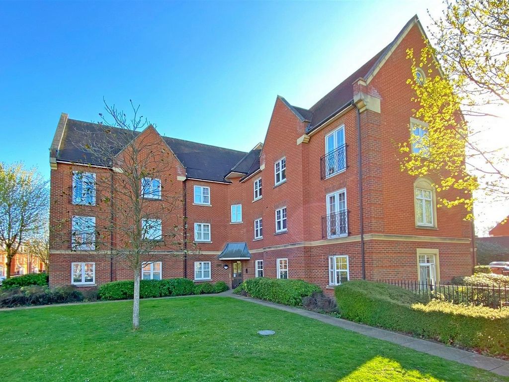 3 bed flat to rent in Scholars Court, Academy Fields Road, Gidea Park