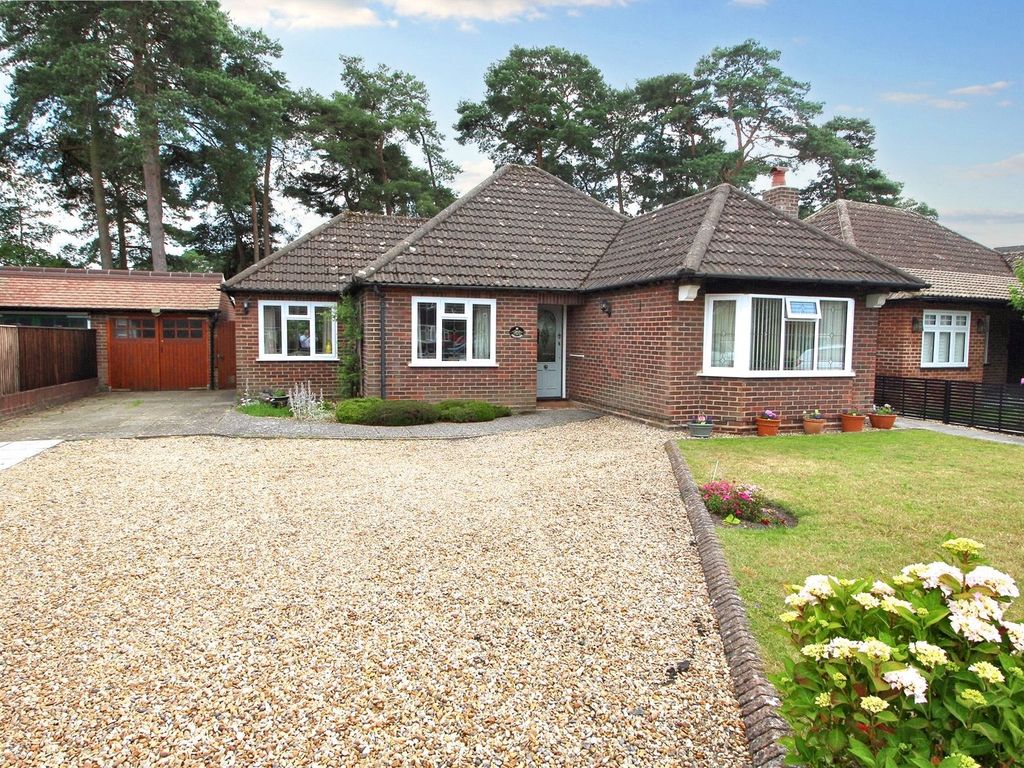 3 bed bungalow for sale in Greenways, Fleet, Hampshire GU52, £650,000