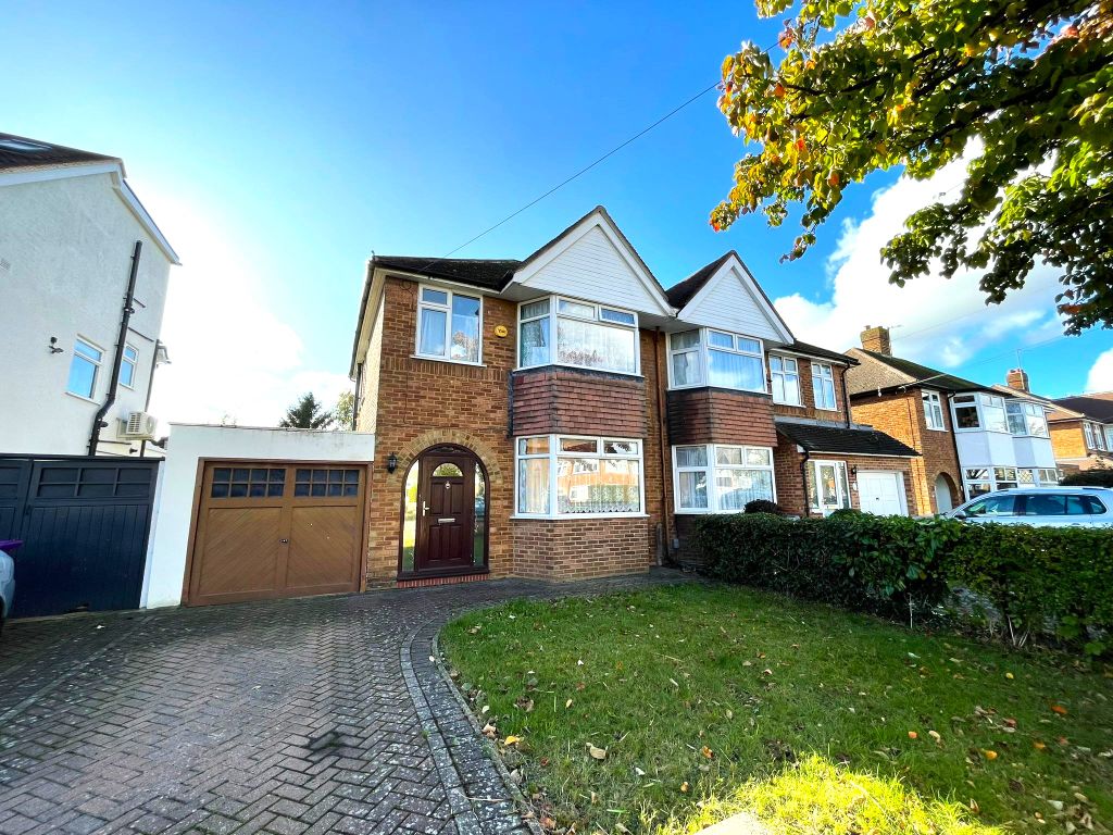 3 bed semidetached house to rent in Strathmore Avenue, Hitchin SG5, £