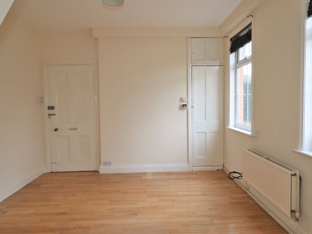 1 bed flat to rent in Oatlands Chase, Weybridge KT13, £1,095 pcm Zoopla
