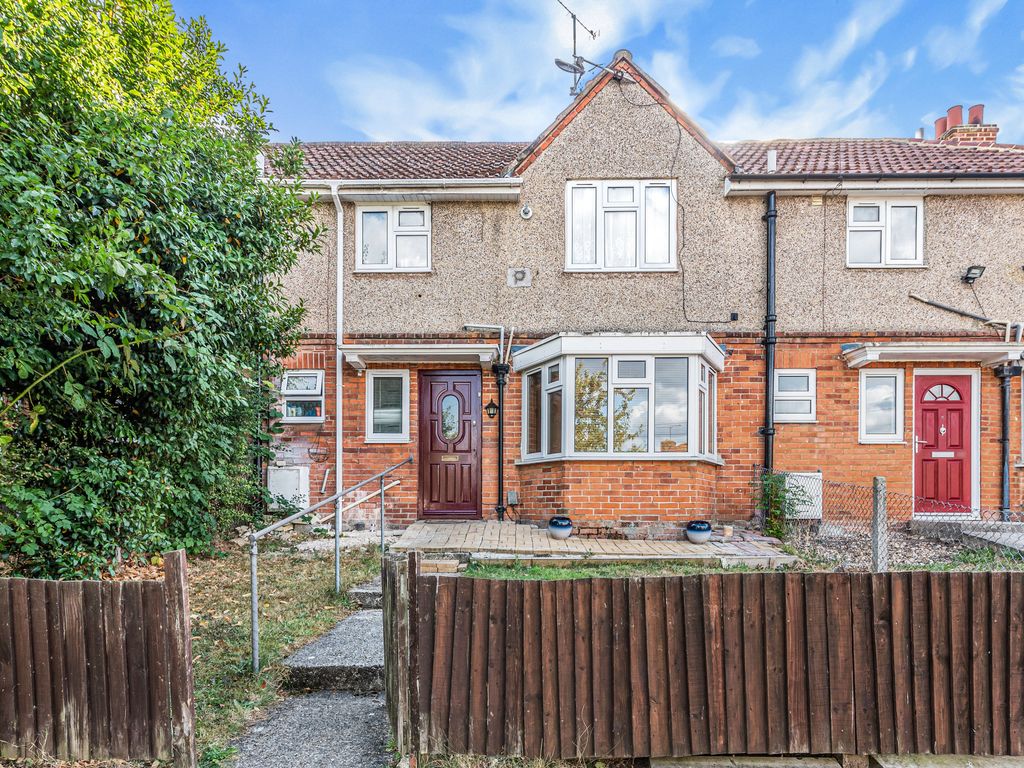 3 bed terraced house for sale in Lyndhurst Road, Tilehurst, Reading