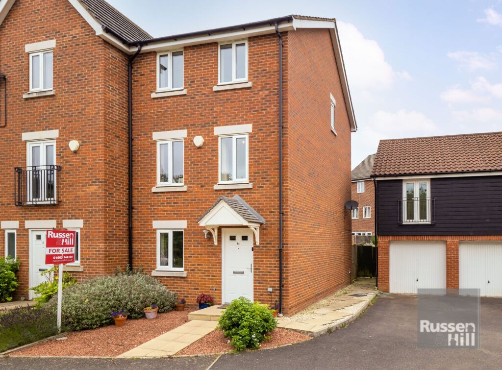 4 bed semidetached house for sale in Coronach Close, Costessey