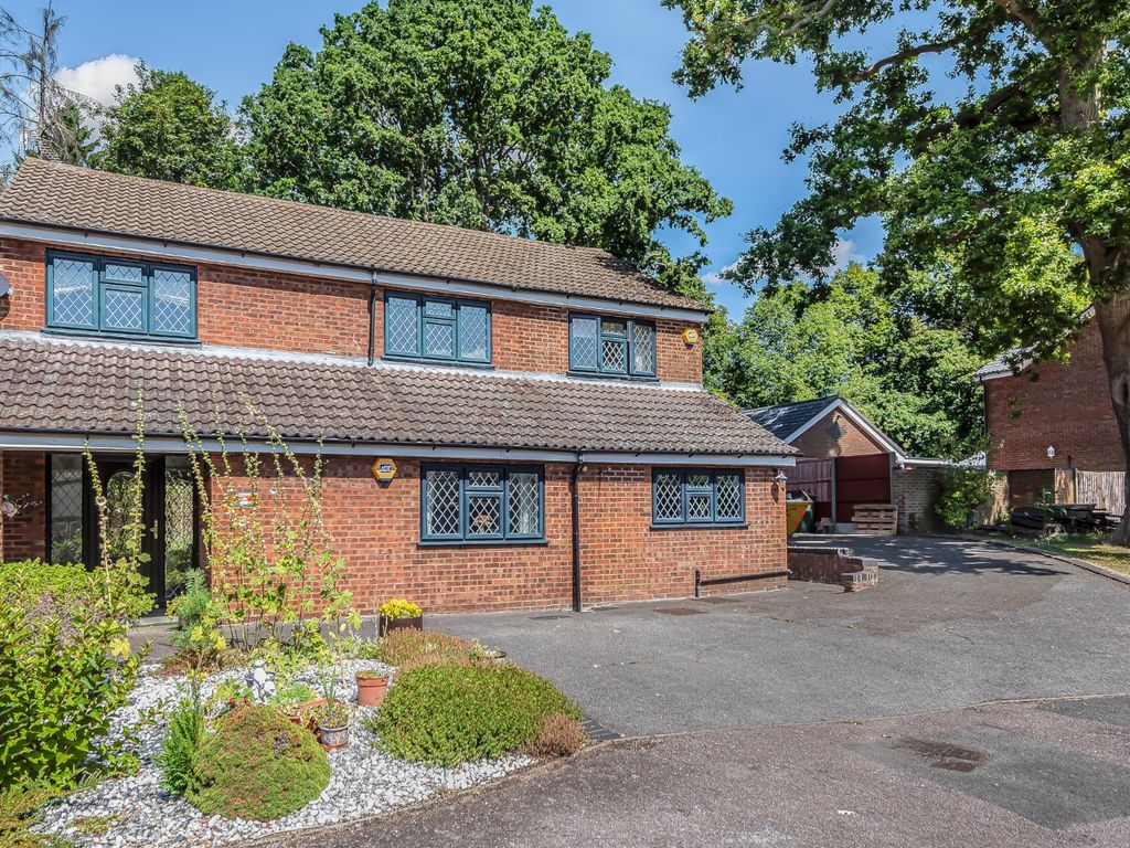 5 bed detached house for sale in Hunting Gate, Hemel Hempstead