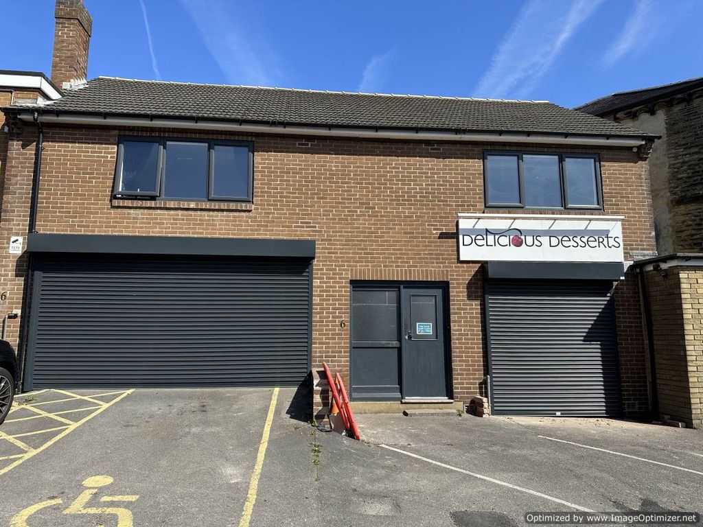 3 bed flat to rent in Greenhead Road, Springwood, Huddersfield, West