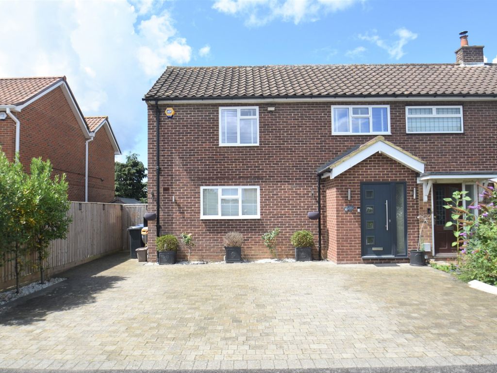 3 bed semidetached house for sale in Penn Meadow, Stoke Poges