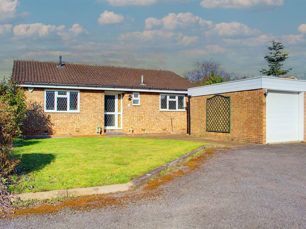 3 bed detached bungalow for sale in Alderman Close, North Mymms